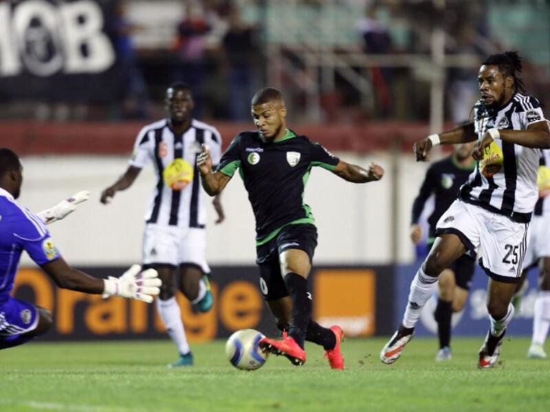 Bejaia's Sylvain Gbohouo (L) vies with Mazembe's Morgan Betorangal (C) and Christian Luyindama Nekadio (R) during the CAF Confederation cup final Algerian Mouloudia Bejaia against Congolese TP Mazembe on October 29, 2016 at the Stade Mustapfa Tchacher stadium in Blida.
stringer / AFP