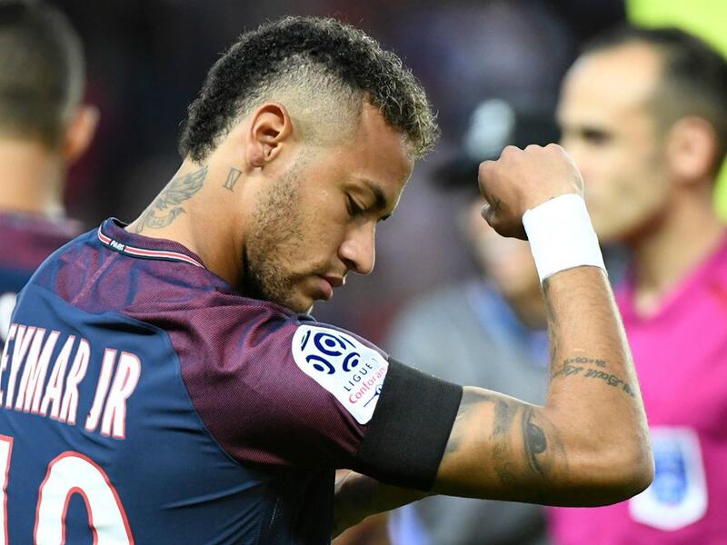 البرازيلي نيمار: رغم المشاكل مع زملائه في باريس سان جيرمان عقب التعاقد معه مقابل 222 مليون يورو من برشلونة، إلا أن المهاجم أثبت جدارته بتسجيل 19 هدفاً وصناعة 13 هدفاً آخر في الدوري الفرنسي ليقود فريقه للقب رغم الإصابة.