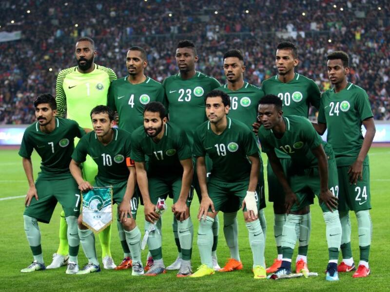 منتخب السعودية: رغم الفوز المعنوي على نظيره المصري ضمن المجموعة الأولى، إلا أن أداء الأخضر تميز بالخوف المبالغ فيه في المباراة الأولى تحديداً ليتعرض لخسارة ضخمة أمام غريمه الروسي، ولكن الأداء تحسن في المباراة الثانية أمام أوروغواي لكن الخسارة تكررت.
