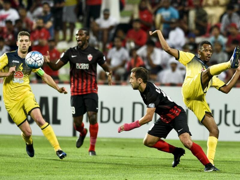 Al-Ahli's Everton Ribeiro (C) fights for the ball against Al-Taawun's Ricardo Tavares Machado (L) and Abdullah Ibrahim Kano (R) during the AFC Champions League group stage football match between UAE's Al-Ahli and Saudi Arabia's Al-Taawun on March 13, 2017, at the Al-Rashid Stadium in Dubai.
STRINGER / AFP