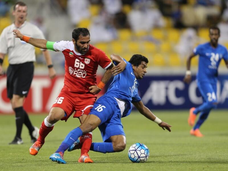 Tractorsazi Tabriz' Mehdi Kiani (L) vies for the ball with Al-Hilal's Yussef al-Salem during their AFC Champions League group stage football match in Doha on April 19, 2016.
KARIM JAAFAR / AFP
