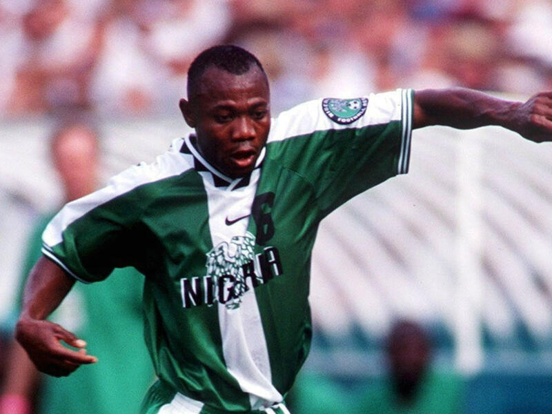 الجناح النيجيري إيمانويل إيمونيكي: تألق في مونديال 1994، لينتقل للبارسا من سبورتينغ لشبونة عام 1996 مقابل 3 ملايين يورو، بقي 4 مواسم لم يظهر خلالها سوى مرات محدودة، ثم أصيب في ركبته فلم يعد يشارك على الإطلاق قبل أن يغادر عام 2000 لكوريا الجنوبية وبعدها إلى الأردن.