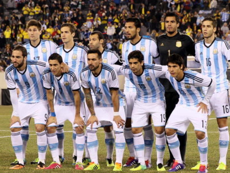 منتخب الأرجنتين: الفائز باللقب العالمي مرتين، والذي يمني النفس بإضافة اللقب الثالث كون البطولة تقام في قارة أميركا الجنوبية وبأجواء اعتاد لاعبوه عليها بقيادة ليونيل ميسي الذي يطمح بدوره لتأكيد نفسه على المستوى الدولي.