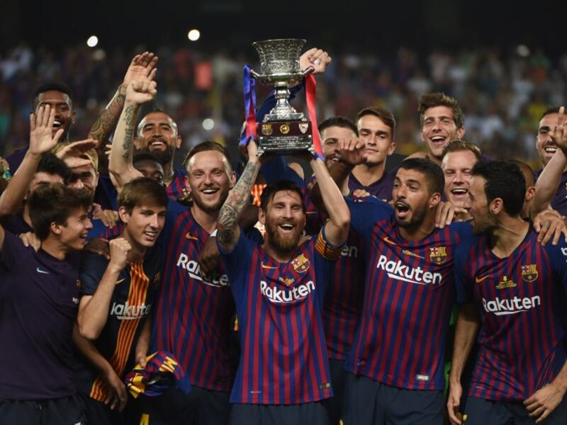 ليونيل ميسي قائد برشلونة يرفع كأس السوبر الإسباني بعد الفوز على إشبيلية بهدفين لهدف في اللقاء الذي جمعهما على ملعب ابن بطوطة في طنجة بالمغرب.