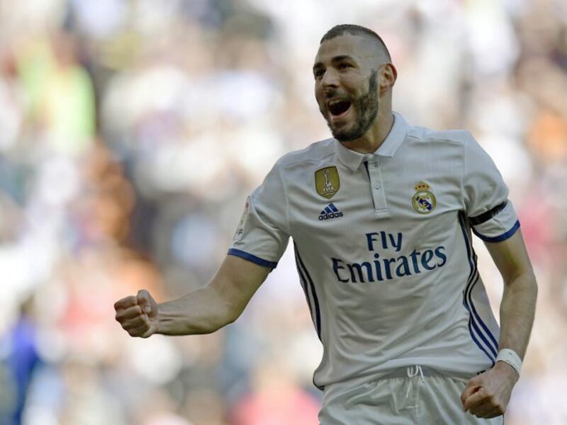 Real Madrid's French forward Karim Benzema celebrates a goal during the Spanish league football match Real Madrid CF vs Deportivo Alaves at the Santiago Bernabeu stadium in Madrid on April 2, 2017.
JAVIER SORIANO / AFP