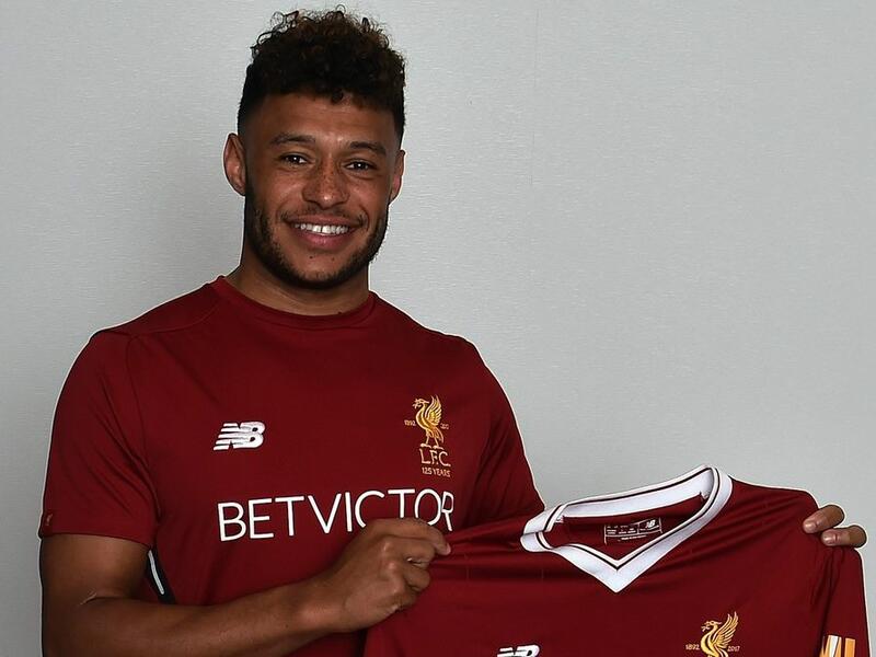 لاعب الوسط الإنجليزي أليكس أوكسلايد تشايمبرلين: من آرسنال إلى ليفربول مقابل 38 مليون يورو.