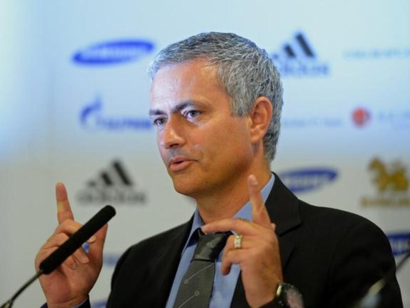 البرتغالي جوزيه مورينيو (تشلسي) برصيد 11887 نقطة.