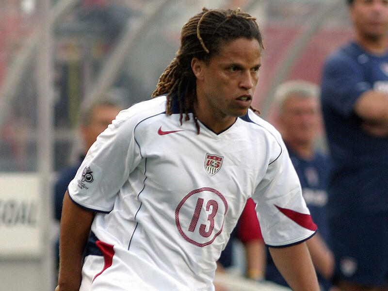 لاعب الوسط الأميركي كوبي جونز: شارك في 164 مباراة دولية ما بين عامي 1992 و2004 (12 عاماً و36 يوماً).