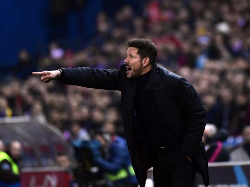 دييغو سيميوني مدرب أتلتيكو مدريد يحفز لاعبيه خلال مواجهة ذهاب نصف نهائي كأس ملك إسبانيا أمام برشلونة والتي جرت على ملعب فيسنتي كالديرون وانتهت بفوز الفريق الضيف بهدفين لهدف.