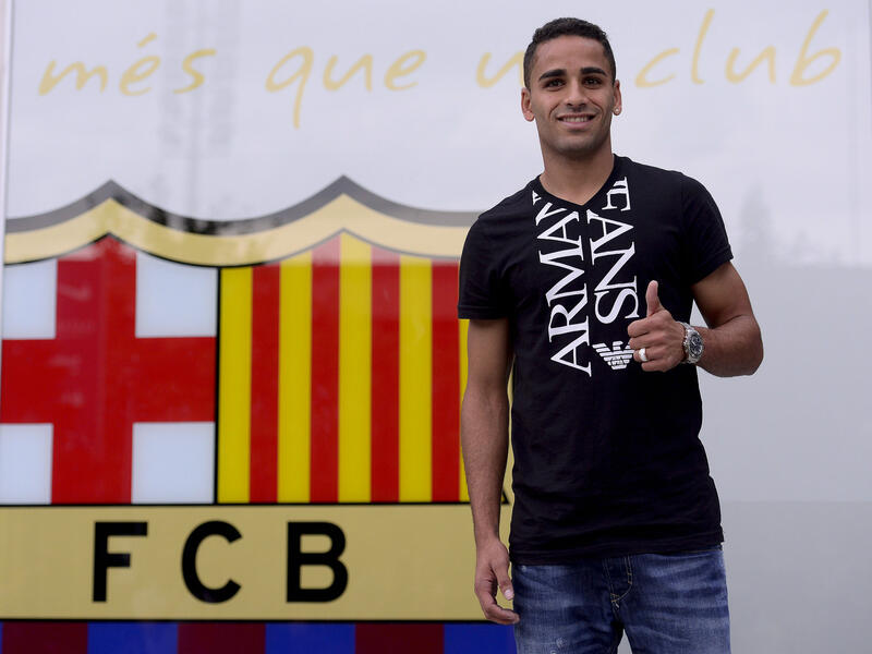 الظهير البرازيلي دوغلاس: انتقل لبرشلونة عام 2014 من ساو باولو مقابل 4 ملايين يورو، لكنه لم يخض سوى 8 مباريات على مدى موسمين بسبب أخطائه الكارثية ومستواه المتواضغ. ما زال ضمن قائمة البارسا إلا أنه قضى الموسم الماضي معاراً لسبورتينغ خيخون.