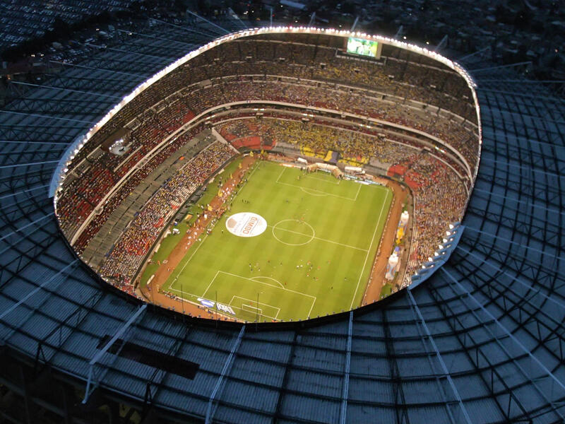 3- ملعب آزتيكا في مكسيكو سيتي (المكسيك) بسعة 95,500 متفرجاً.