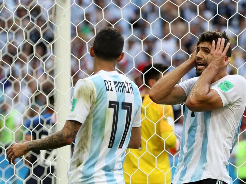 المدافع الأرجنتيني فيديريكو فازيو: قدم موسماً مميزاً مع روما، إلا أن مشاركته مع منتخب بلاده في المونديال خيبت الآمال، خصوصاً حينما تم الاعتماد عليه رغم بطء حركته لإيقاف السريع كيليان مبابي الذي صال وجال في الملعب ليطيح براقصي التانغو من البطولة.