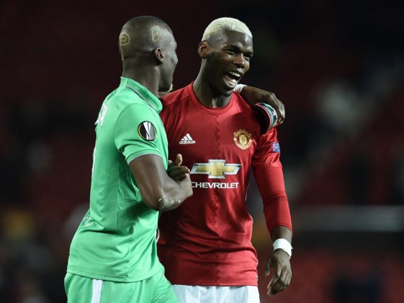 الشقيقان بول (يمين) وفلورنتين بوغبا بعد نهاية مباراة فريقيهما مانشستر يونايتد وسانت إيتيان على التوالي والتي انتهت بفوز الشياطين الحمر بثلاثيةٍ نظيفة ضمن ذهاب دور الـ 32 من الدوري الأوروبي.