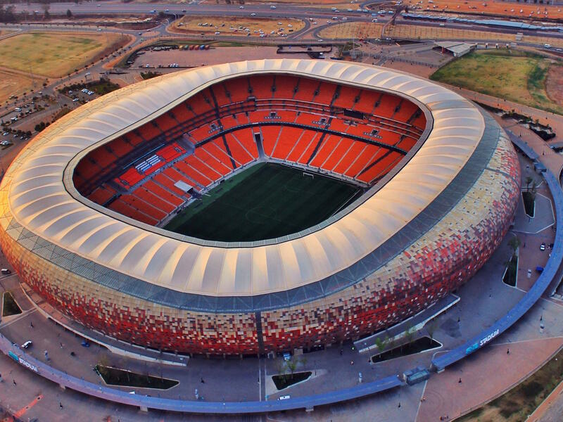 5- ملعب إف إن بي في جوهانسبيرغ (جنوب إفريقيا) بسعة 94,736 متفرجاً.