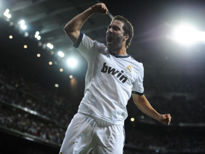 المهاجم الأرجنتيني غونزالو هيغواين (من ريفر بلايت إلى ريال مدريد) عام 2007 مقابل 12 مليون يورو.