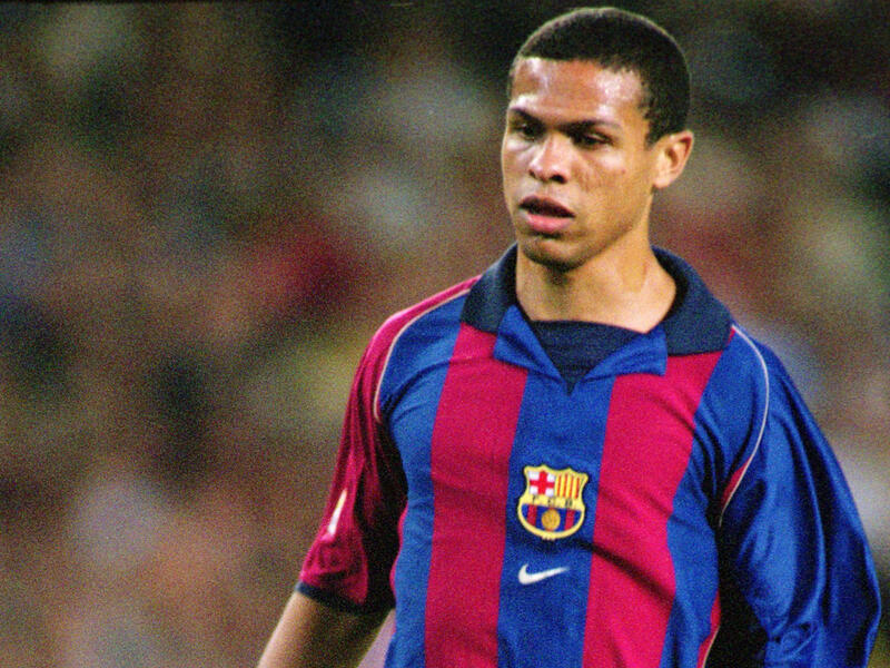 لاعب الوسط البرازيلي جيوفاني: انتقل لبرشلونة من كروزيرو عام 2001 مقابل 18 مليون يورو. خاض 50 مباراة على مدى موسمين، إلا أنه فشل في إبراز موهبته، لينتهى به المطاف معاراً لبنفيكا دون رسوم، ثم انتقل مانشستر سيتي وهال.