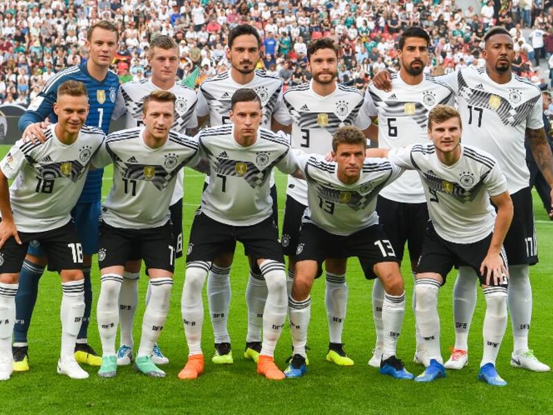 منتخب ألمانيا: خروج تاريخي ومبكر لحامل اللقب بعد سلسلة من العروض المتواضعة والاختيارات التكتيكية غير المناسبة من قبل المدرب يواكيم لوف الذي دفع لاعبوه الثمن ليتذيلوا المجموعة السادسة بعد التعرض لهزيمتين وتحقيق فوزٍ واحد فقط.