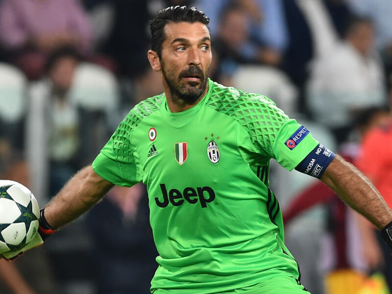 الحارس الإيطالي جيانلويجي بوفون: شارك في 167 مباراة دولية ما بين 1997 وحتى الآن (أكثر من 19 عاماً).