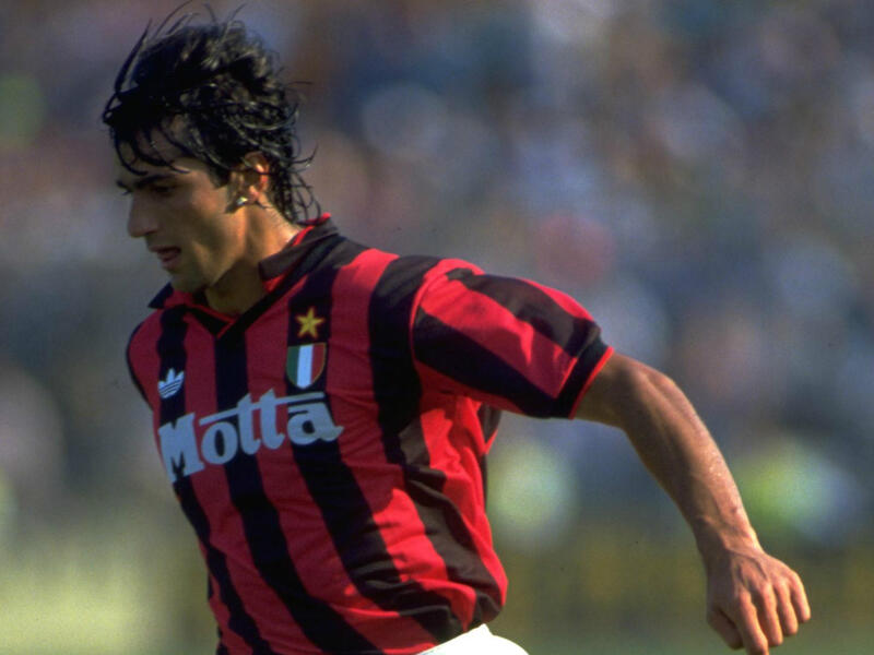 8- الجناح الإيطالي جيانلويجي لينتيني: كان أغلى لاعب في العالم عام 1992 حينما انتقل من تورينو إلى ميلان مقابل 13 مليون جنيه، قدم موسماً أولاً جيداً، إلا أنه فشل كلياً بعد تعرضه لحادث دخل في غيبوبة إثره ليومين، تم بيعه لأتالانتا عام 1996 بعدما سجل 16 هدفاً فقط مع ميلان.