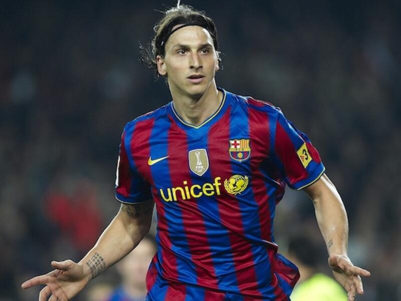 10- المهاجم السويدي زلاتان إبراهيموفيتش: من إنتر إلى برشلونة مقابل 69.5 مليون يورو عام 2009.