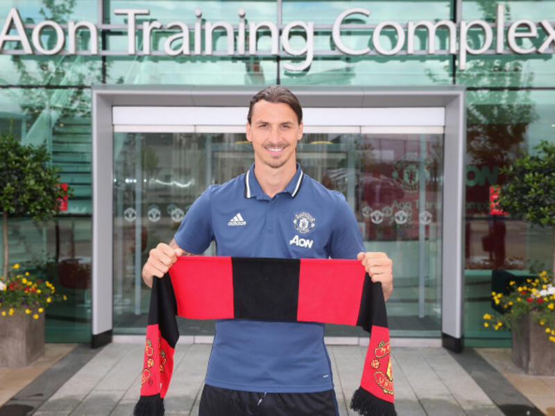 المهاجم السويدي زلاتان إبراهيموفيتش (مانشستر يونايتد): يتقاضى 37 مليون دولار سنوياً من ضمنها 7 ملايين دولار يتقاضها كعوائد من الإعلانات فيما يحصل على 30 مليون دولار كراتبٍ سنوي.