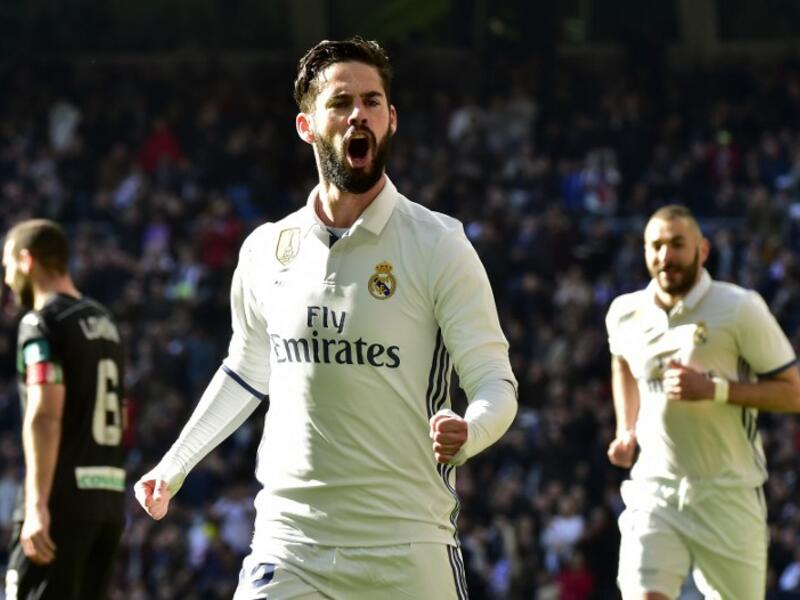 إيسكو لاعب وسط ريال مدريد يحتفل بهدف له خلال اللقاء الذي جمع فريقه بضيفه غرناطة على ملعب سانتياغو بيرنابيو ضمن المرحلة الـ 17 من الدوري الإسباني والذي انتهى بفوز الفريق الملكي بخماسية نظيفة.