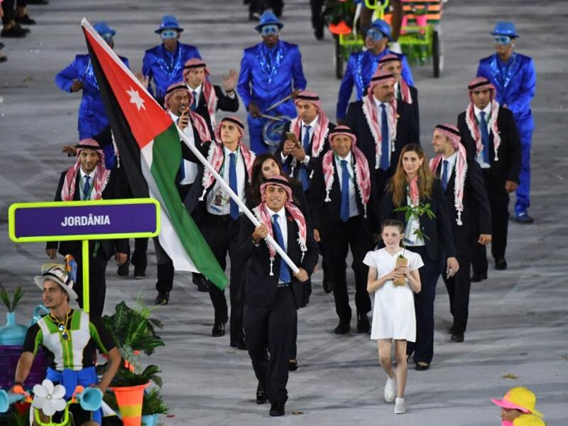 Jordan's flagbearer Hussein Iashaish leads his delegation during the opening ceremony of the Rio 2016 Olympic Games at the Maracana stadium in Rio de Janeiro on August 5, 2016.
PEDRO UGARTE / AFP