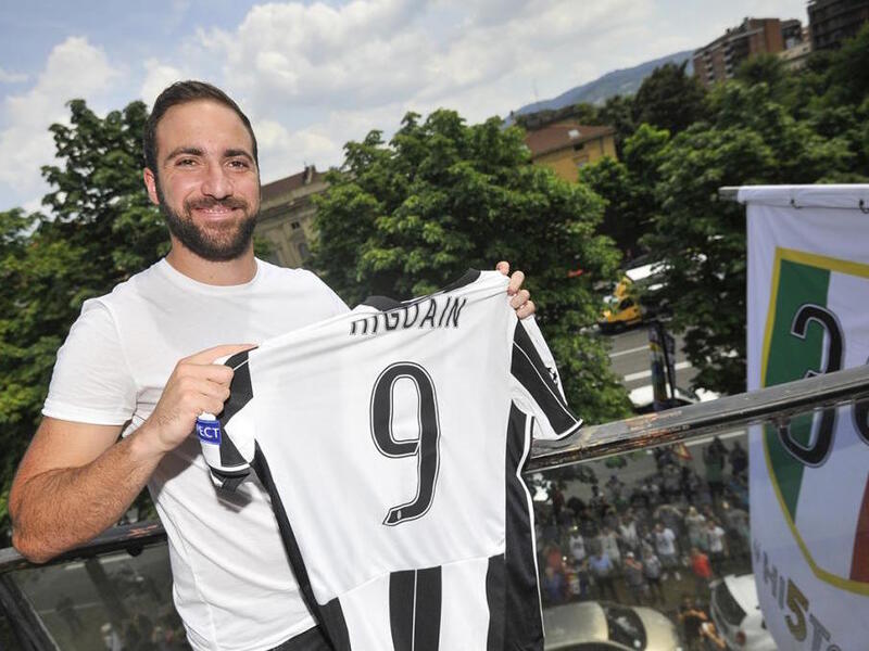 2- المهاجم الأرجنتيني غونزالو هيغواين: من نابولي إلى يوفنتوس مقابل 90 مليون يورو