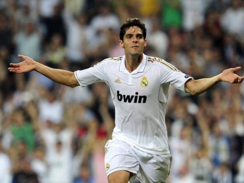 البرازيلي كاكا: انتقل من ميلان لريال مدريد مقابل 57 مليون جنيه استرليني عام 2009 ولمدة 6 أعوام، ولكنه لم يتأقلم مع أجواء الليغا وعانى من سلسلة إصابات حتى عاد للروسونيري مرة أخرى الصيف الماضي.