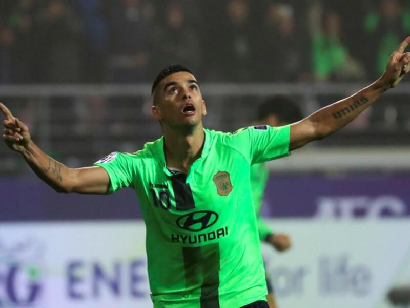 Jeonbuk Hyundai Motors' Leonardo Rodrigues Pereira celebrates his 2nd goal against Al Ain during the AFC Champions League Final 1st Leg football match in Jeonju on November 19, 2016. YONHAP / AFP