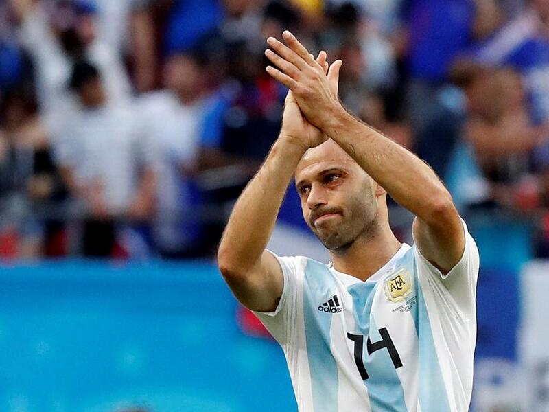 لاعب الوسط الأرجنتيني خافيير ماسكيرانو: بعدما كان نجماً يحسب له ألف حساب، بات مدافع برشلونة السابق مجرد شبح، حاول قيادة فريقه دون جدوى، فغابت عنه السرعة والقيادية التي اعتدنا عليها منه في نهاية حزينة للاعب بمسيرة استثنائية.