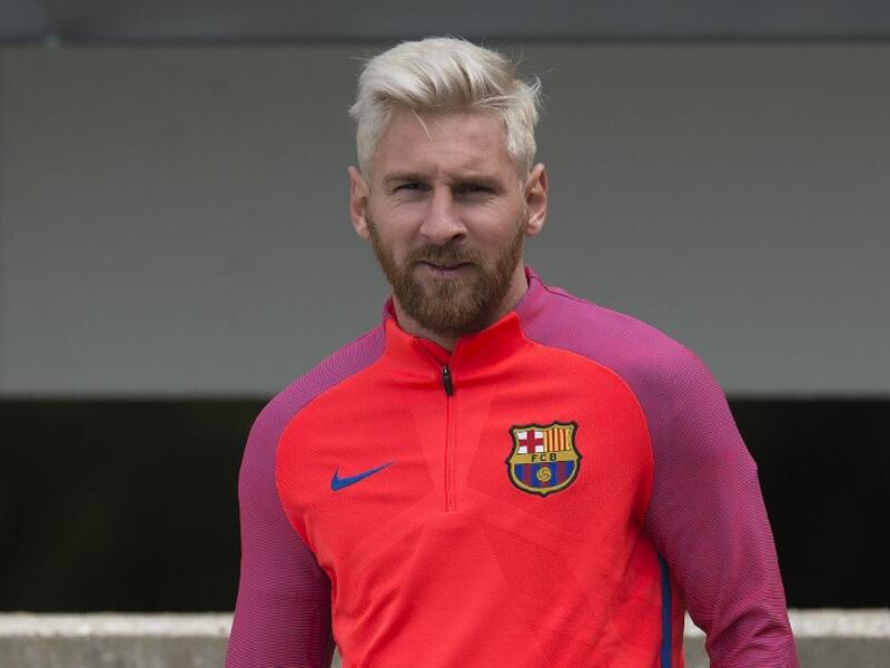 المهاجم الأرجنتيني ليونيل ميسي (برشلونة): يتقاضى 82 مليون دولار سنوياً من ضمنها راتب سنوي يصل إلى 53 مليون دولار.