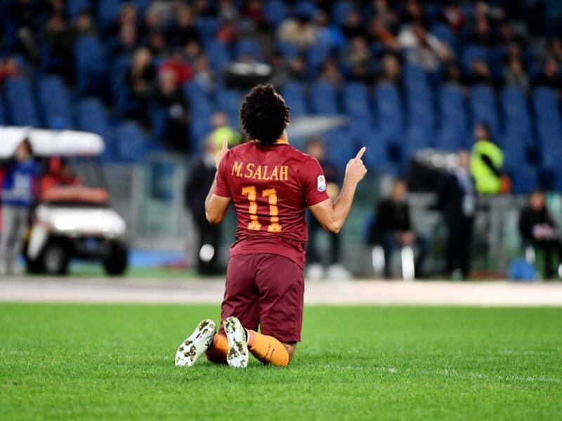 AS Roma's Egyptian forward Mohamed Salah celebrates after scoring during the Italian Serie A football match AS Roma vs Bologna at the Olympic stadium in Rome on November 6, 2016.
VINCENZO PINTO / AFP