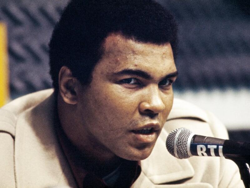 المركز الثاني: الأميركي الراحل محمد علي كلاي (ملاكمة): أحد أبرز أساطير الرياضة عبر التاريخ، اشتهر بشخصيته الاستثنائية وحضوره القوي وخطاباته المثيرة، توفي بعد صراع طويل مع مرض باركينسون في يونيو الماضي.