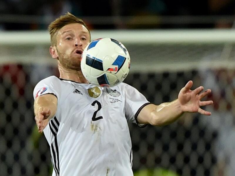 9- المدافع الألماني شكودران موستافي: من فالنسيا إلى آرسنال مقابل 41 مليون يورو