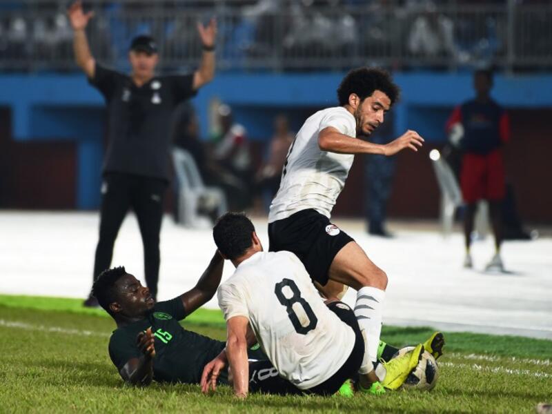 Egypt's defender Omar Gaber (R) vies with Nigeria's Moses Simon (L) during a friendly football match between Nigeria and Egypt at Stephen Keshi Stadium in the Asaba on March 26, 2019.
PIUS UTOMI EKPEI / AFP