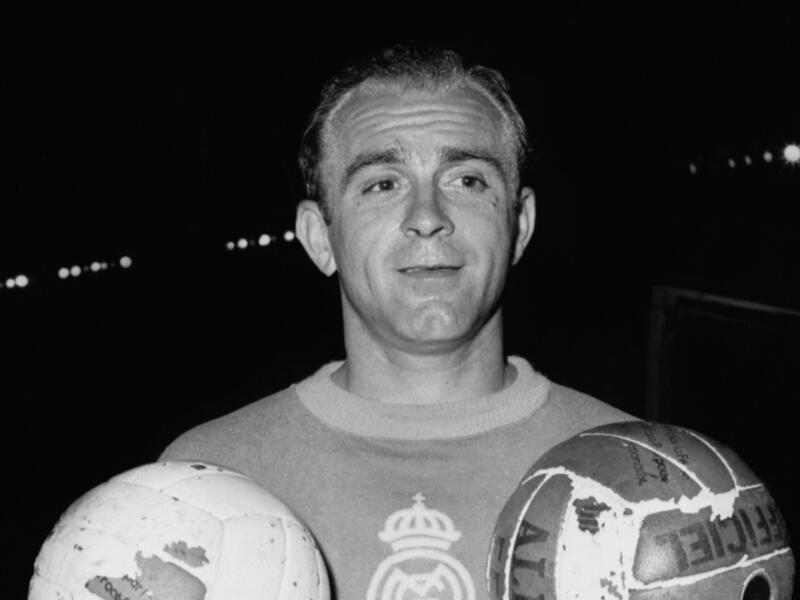 المركز السابع: المهاجم الأرجنتيني ألفريدو دي ستيفانو (ريال مدريد): من عام 1955 حتى 1964 - سجل 49 هدفاً في 58 مباراة.
