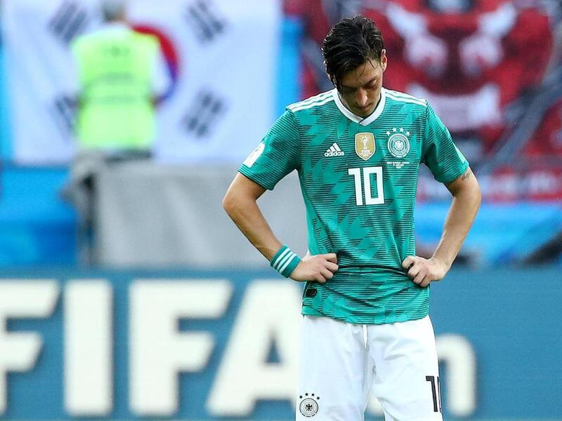 لاعب الوسط المهاجم الألماني مسعود أوزيل: أسوأ لاعبي المانشافت رفقة خضيرة بالتأكيد، لطالما كان مضرباً للمثل من حيث الذكاء في الأداء وصناعة اللعب، لكنه بات لاعباً يفتقر للثقة في النفس ويغيب حينما يحتاجه فريقه، لم يقدم شيئاً خلال البطولة ليخيب آمال معجبيه.