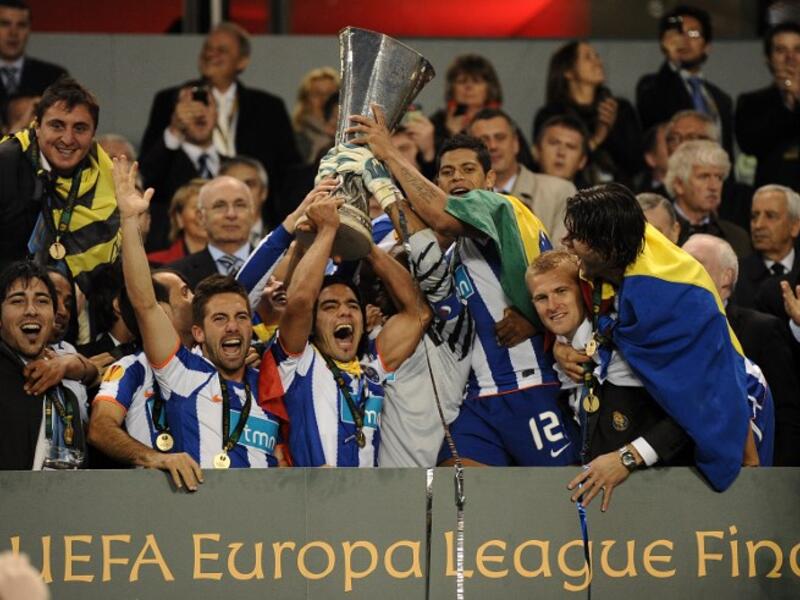 بورتو البرتغالي: فاز باللقب مرتين عامي 2003 و 2011.