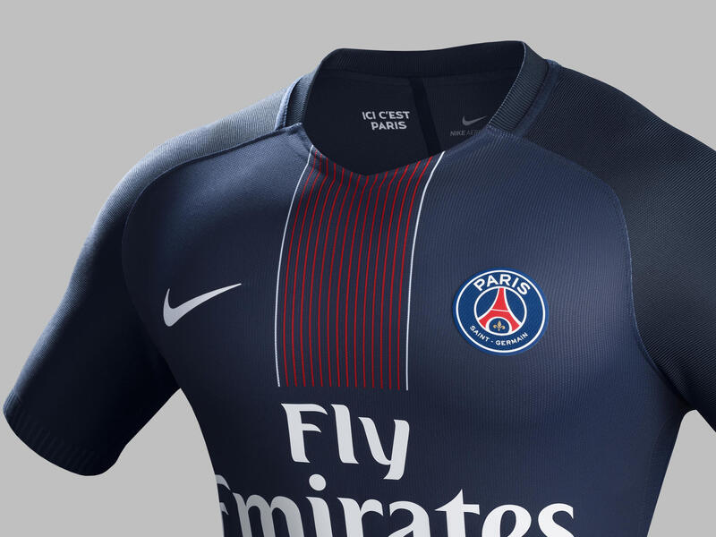 8- باريس سان جيرمان الفرنسي بـ 520 ألف قميص سنوياً.