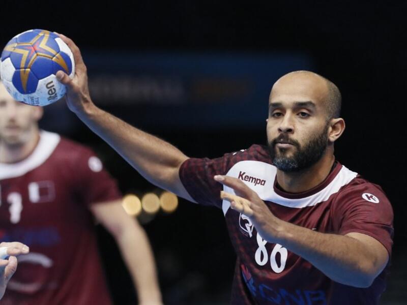 Qatar's centre back Mahmoud Hassaballa passes the ball during the 25th IHF Men's World Championship 2017 Group D handball match Qatar vs Argentina on January 17, 2017 at the AccorHotels Arena in Paris.
Thomas SAMSON / AFP