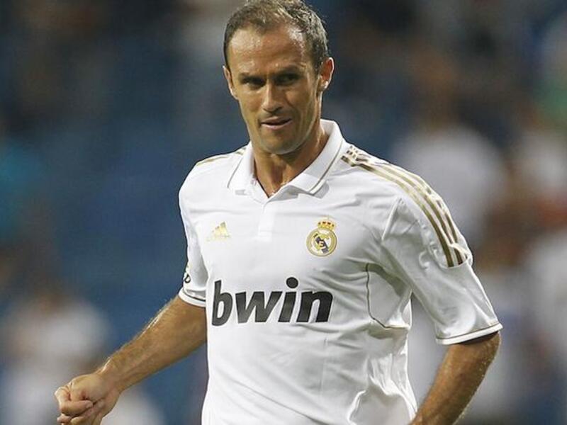 10- البرتغالي ريكاردو كارفاليو: انتقل من بورتو إلى تشلسي بقيمة 26.5 مليون يورو. يعود الفضل لظهوره لمواطنه المدرب جوزيه مورينيو عام 2004، حقق 3 بطولات دوري و3 كؤوس إنجليزية قبل أن يغادر إلى ريال مدريد في 2010.