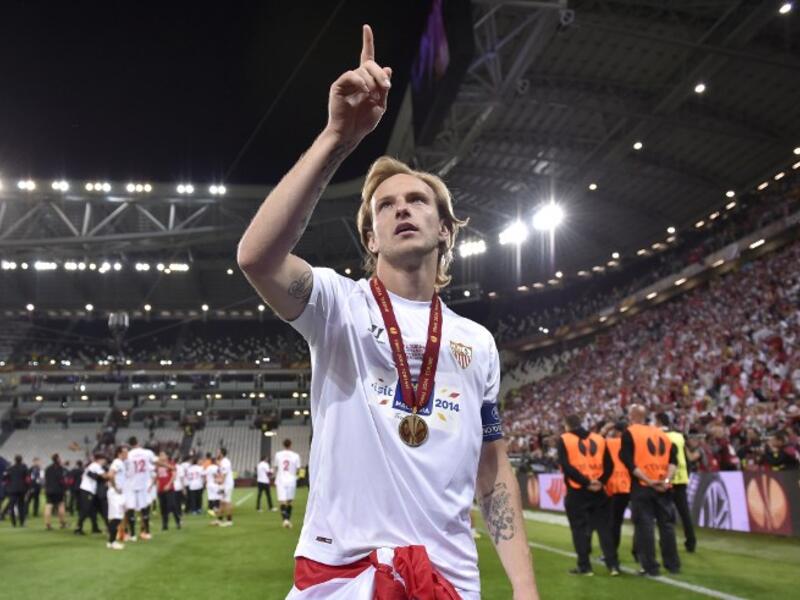 لاعب الوسط الكرواتي إيفان راكيتيتش (من شالكه إلى إشبيلية) عام 2011 مقابل 1.5 مليون يورو.