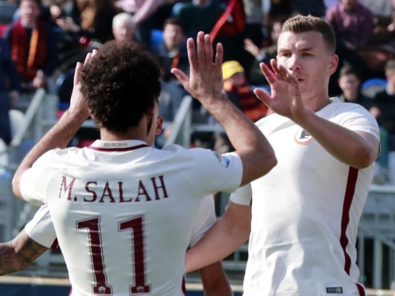 Roma's Bosnian forward Edin Dzeko (R) celebrates after scoring with teammate Egyptian forward Mohamed Salah during the Italian Serie A football match FC Crotone vs AS Roma on February 12, 2017 at the Ezio Scida Stadium, in Crotone. CARLO HERMANN / AFP