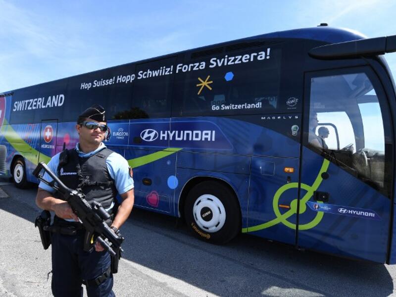 A policeman stands guard as Switzerland's national football team leaves Montpellier's airport by bus, on June 6, 2016, four days ahead of the start of the Euro 2016 European football championships.
PASCAL GUYOT / AFP