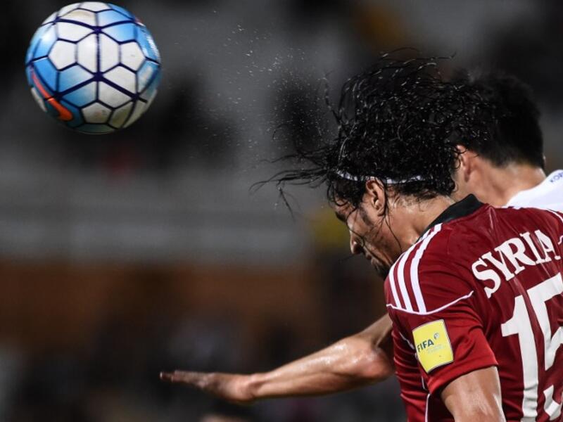 Alaa Al Shbbli of Syria (L) fights for the ball with Ki Sung Yueng of South Korea (R) during the 2018 World Cup qualifying football match between South Korea and Syria at Tuanku Abdul Rahman Stadium in Seremban on September 6, 2016.
MOHD RASFAN / AFP
