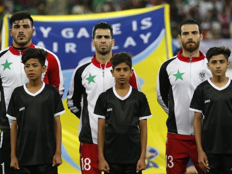 لاعبو منتخب سوريا قبل مواجهة منتخب قطر في بطولة الصداقة الدولية الودية في البصرة العراقية