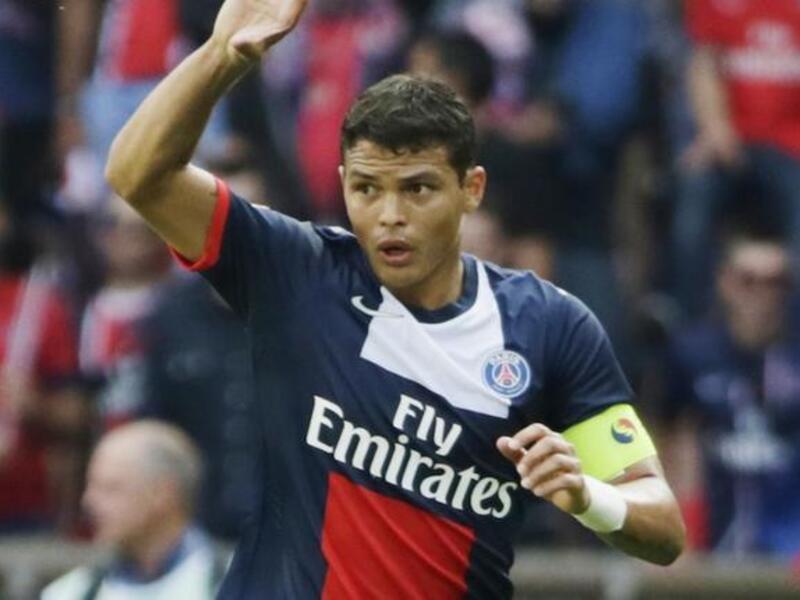 2- البرازيلي تياغو سيلفا: أخطأ ميلان كثيرا في بيعه، وجاءت الصفقة وقيمتها 37 مليون يورو لمصلحة باريس سان جيرمان الذي حصد معه لقب الدوري الفرنسي. ويعد من أفضل المدافعين عالميا.