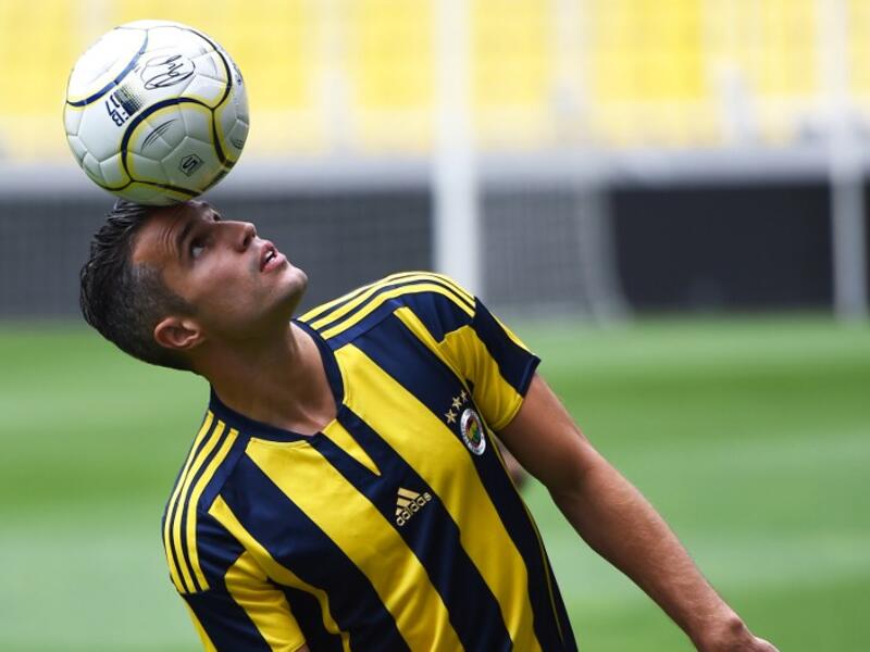 المهاجم الهولندي روبن فان بيرسي (فينيرباهتشة): يتقاضى 17 مليون دولار سنوياً من ضمنها راتب سنوي تصل قيمته لنحو 15 مليون دولار.