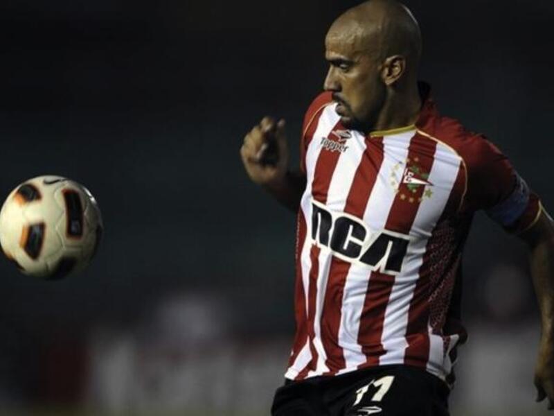 الأرجنتيني خوان فيرون انتقل من لاتسيو لمانشستر يونايتد مقابل 37.5 مليون جنيه استرليني عام 2001، وكان وقتها أغلى صفقة في تاريخ البريميير ليغ، ولكنه فشل في التأقلم مع أجواء الكرة الإنجليزية لينتقل بعدها إلى تشلسي وإنتر.